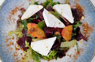 Mavi peynirli pancar salatası, roka ve gri arka planda beyaz tabakta ceviz, üst manzara. Yüksek kalite fotoğraf