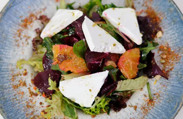 Mavi peynirli pancar salatası, roka ve gri arka planda beyaz tabakta ceviz, üst manzara. Yüksek kalite fotoğraf