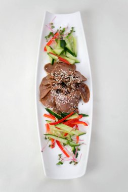 Lezzetli ızgara et ve sebze. Ahşap tabakta ızgara bbq eti ve sebzeler. Restoran menüsü, diyet, yemek tarifi üst görünümü. Yüksek kalite fotoğraf