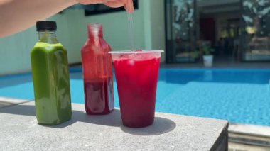 Sağlıklı yiyecek kavramı çeşitli karışık meyve sebzeleri ve gökkuşağında oluşmuş meyve suları. Yüksek kalite 4k görüntü