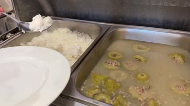 Restorandaki büfede farklı çeşit yiyecekler var. Lazanya, kızarmış patates, salata, pizza. Yüksek kalite 4k görüntü