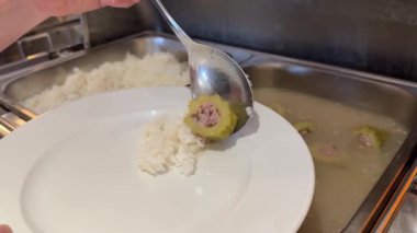 Restorandaki büfede farklı çeşit yiyecekler var. Lazanya, kızarmış patates, salata, pizza. Yüksek kalite 4k görüntü