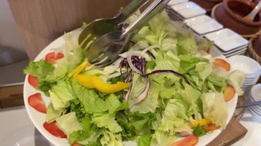 Büfede kahvaltı için salata barı. Yüksek kalite 4k görüntü