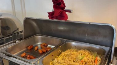 Restorandaki büfede farklı çeşit yiyecekler var. Lazanya, kızarmış patates, salata, pizza. Yüksek kalite 4k görüntü