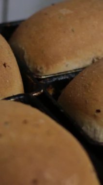 Otomatik bir konveyördeki fırında somun ekmek. Seçici odaklanma. Yüksek kalite 4k görüntü