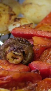 Izgara mantar pişirme işlemi şampiyonlar kabak yeşil soğanlı kırmızı biberli aşçı kömürün üzerinde ızgaradan beyaz bir tabağa geçiyor. Yüksek kalite 4k görüntü