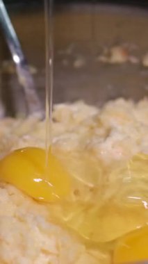 Patatesli krep yapma süreci adım adım et öğütücü blender kızartmasında patates ovuşturma tava süsleme beyaz tabakta ekşi kremayla servis edilir. Yüksek kalite 4k görüntü