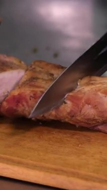 Şef narin, nemli Teksas bifteği dilimliyor, Pitmaster mükemmel füme göğüs eti kesiyor tabaklar için, yavaş çekimde tütsülenmiş et kesiliyor.