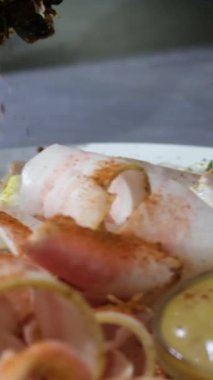 Beyaz bir tabakta kara biber, domuz yağı soğanlı, sarımsaklı, göğüs eti, hardal, Ukrayna mutfağı. Yüksek kalite 4k görüntü