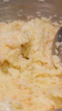 Patatesli krep yapma süreci adım adım et öğütücü blender kızartmasında patates ovuşturma tava süsleme beyaz tabakta ekşi kremayla servis edilir. Yüksek kalite 4k görüntü