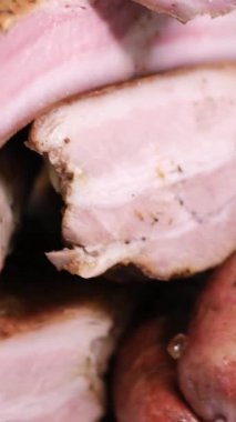 Dilimlenmiş et, sosis ve pastırma. Dilimlenmiş et lezzetleri. Yüksek kalite 4k görüntü