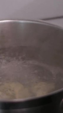 Patatesle hamur tatlısı yapma, onları suya dökme sirke serpiştirme ve ev yapımı hamur köftelerinde kaynatma işlemi çok lezzetlidir..