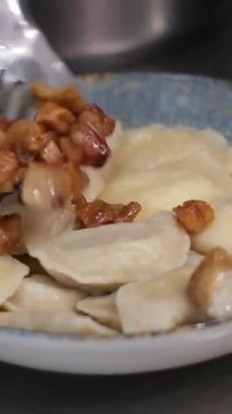 Patatesle hamur tatlısı yapma, onları suya dökme sirke serpiştirme ve ev yapımı hamur köftelerinde kaynatma işlemi çok lezzetlidir..