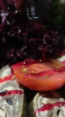 Ispanak ve peynir rulosu, pancar ve otlarla doldurulmuş sos, domates dilimleri ve Slav mutfağının olduğu beyaz kare bir tabakta servis ediliyor. Yüksek kalite 4k görüntü