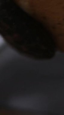 Ev yapımı çikolatalı pasta mavi kareli masa örtüsünün tepsisinden çıkarılıyor. Pişirme tepsisinden fırınlanmış ekmeği kaldır