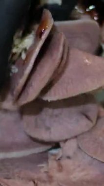 Terbiye edilmiş dil hazırlama, sosları karıştırma, tabağa koyma. Yüksek kalite 4k görüntü