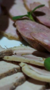 Servis tabağında dilimlenmiş et bulunan öğle yemeği büfesi. Yüksek kalite 4k görüntü