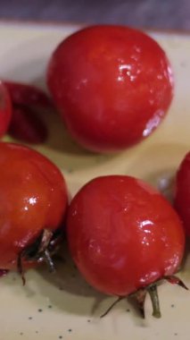 Tabak yiyeceklerin üstünde vişneli domates turşusu. Yüksek kalite 4k görüntü