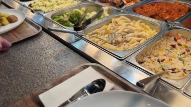 Lokantada sıcak ve baharatlı Çin sichuan deniz ürünleri ve sebze karışımı açık büfe yemekleri yavaş çekimde görülür. Yüksek kalite 4k görüntü