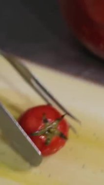 Kavanozdan salamura domatesleri al, ahşap bir tahtaya koy, acı biberle güzelce servis et, salamura edilmiş küçük vişneli domatesler. Yüksek kalite 4k görüntü