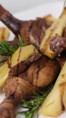 Bir parça kızarmış sulu ördek. Elmalı kaz