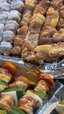 Asya 'daki akşam pazarında barbekü tezgahı olan çubuklar et, sebze, tavuk, domuz eti. Yüksek kalite 4k görüntü