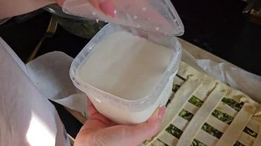 Lezzetli bir ıspanak ve Peynir Pasta Sanatsal Yaradılışı İçin Taze Bir Ispanak Hazırlama Video Adımları. ıspanaklı turta tarifi