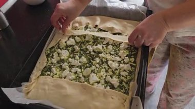 Lezzetli bir ıspanak ve Peynir Pasta Sanatsal Yaradılışı İçin Taze Bir Ispanak Hazırlama Video Adımları. ıspanaklı turta tarifi