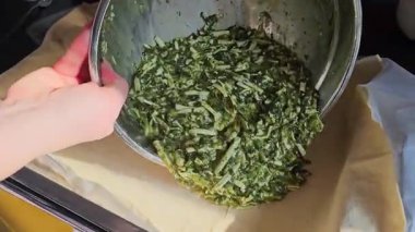 Lezzetli bir ıspanak ve Peynir Pasta Sanatsal Yaradılışı İçin Taze Bir Ispanak Hazırlama Video Adımları. ıspanaklı turta tarifi