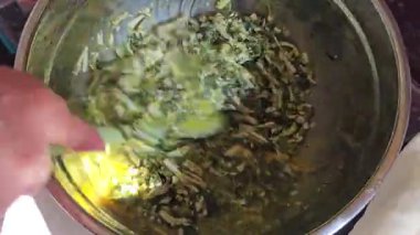 Lezzetli bir ıspanak ve Peynir Pasta Sanatsal Yaradılışı İçin Taze Bir Ispanak Hazırlama Video Adımları. ıspanaklı turta tarifi