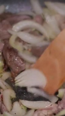 Kızarmış soğanlı krema ile sıcak patates pişirme süreci kızartma tavasında bir tabak üzerine çok lezzetli Slav Ukrayna yemeği serpiştirip sarımsaklı iştah açıcı sıcak kızartma tavası serpiyor. 4k görüntü