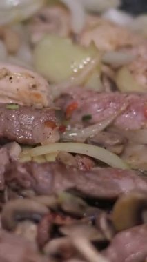 Kızarmış soğanlı krema ile sıcak patates pişirme süreci kızartma tavasında bir tabak üzerine çok lezzetli Slav Ukrayna yemeği serpiştirip sarımsaklı iştah açıcı sıcak kızartma tavası serpiyor. 4k görüntü