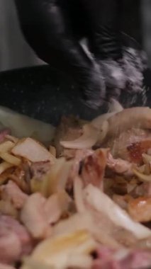 Kızartma tuzlu et Şef tuzu ızgara et. Ağır çekimde tuzlanmış biftek. Bifteği bitiren elleri kapatın. Profesyonel mutfakta sebzeli ızgara et yemeği..