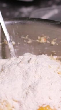 Patatesli krep yapma süreci adım adım et öğütücü blender kızartmasında patates ovuşturma tava süsleme beyaz tabakta ekşi kremayla servis edilir. Yüksek kalite 4k görüntü