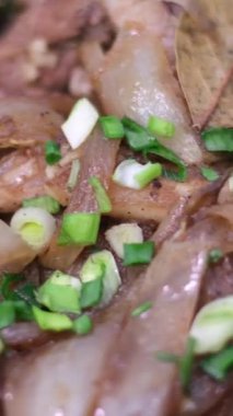 Et tabağı Soğuk Tütsülenmiş Et, jambon, sosis, soğuk et. Tabak, antipasto, ahşap tabak. Dilimlenmiş jambonlu, jambonlu, jambonlu soğuk et tabağı. Yüksek kalite 4k görüntü