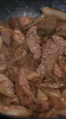 Biftek, Brezilya usulü Picanha. Ete karabiber serpin.