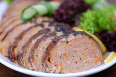 Limon dilimleri ve kremayla süslenmiş turna balığı dolması. Yüksek kalite fotoğraf