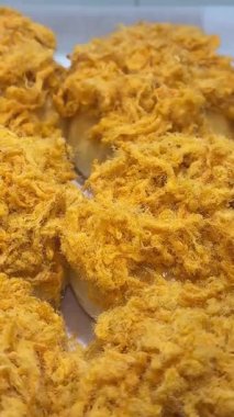 Kafenin vitrininde tüylü domuz çörekleri, Asya hamur işleri, egzotik şeyler. Yüksek kalite 4k görüntü