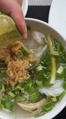 Masanın üzerinde duran Vietnamlı geleneksel çorba hobisine farklı baharatlar verin. Asya Oteli 'ndeki diğer besin yumurtalarının sağlıklı kahvaltı büfesinde limon ve kırmızı biber ekleyin. Yüksek kalite