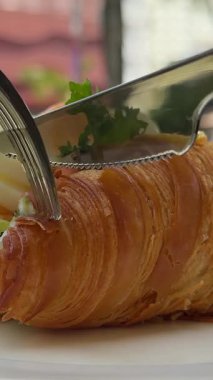 Yumurta, Avokado ve somonla yapılmış lezzetli kruvasan sandviçi geleneksel Fransız mutfağı, Fransa kahvesi, sabah kahvaltısı menüsü. - Evet. Yüksek kalite 4k görüntü