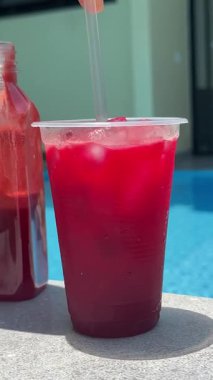 Sağlıklı yiyecek kavramı çeşitli karışık meyve sebzeleri ve gökkuşağında oluşmuş meyve suları. Yüksek kalite 4k görüntü