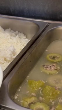 Restorandaki büfede farklı çeşit yiyecekler var. Lazanya, kızarmış patates, salata, pizza. Yüksek kalite 4k görüntü