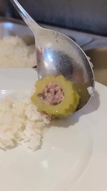 Restorandaki büfede farklı çeşit yiyecekler var. Lazanya, kızarmış patates, salata, pizza. Yüksek kalite 4k görüntü