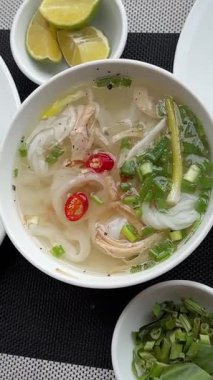 Masanın üzerinde duran Vietnamlı geleneksel çorba hobisine farklı baharatlar verin. Asya Oteli 'ndeki diğer besin yumurtalarının sağlıklı kahvaltı büfesinde limon ve kırmızı biber ekleyin. Yüksek kalite