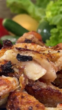 Arka planda bir tabak dolusu sebze ve sebzeli ve evde pişirilen protein içeren sağlıklı besin kızarmış balık. Yüksek kalite 4k görüntü