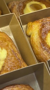 Pastanenin vitrininde taze pişmiş tatlı kalorili glüten şekerli çörekler var. Yüksek kalite 4k görüntü