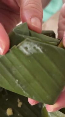 Palmiye yapraklarındaki yapışkan pirinç Vietnam geleneksel yemekleri bezelye etleri Tet Vietnam Yeni Yıl Pastası. Palm Leaves 'deki Vietnam Tatlıları