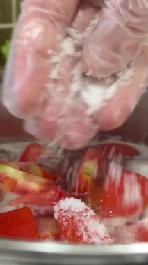 Adım adım ilerleyen geleneksel Vietnam yemekleri lezzetli sağlıklı pişirme süreci Vietnam balığı ve domatesleri birlikte kaynatıyor. Yüksek kalite 4k görüntü