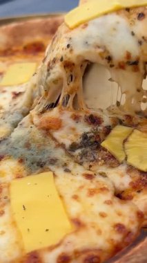 Sıcak peynirli pizza. Bir dilim iştah açıcı pizza servis edilirken taze Margarita peyniri eriyor. Yüksek kalite 4k görüntü