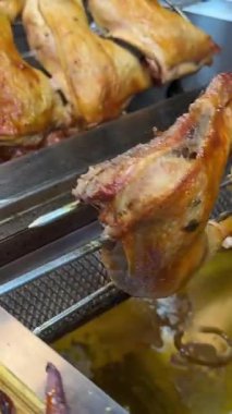 Kızarmış tavuk Vietnamlı sokak yemeği fırını çoklu domuz eti pişiriyor. Tavuk dönüşümlü çubuklarda şişlenir, kavrulduğundan emin olmak için yavaşça döner. Eti sulu ve taze tutmak için.